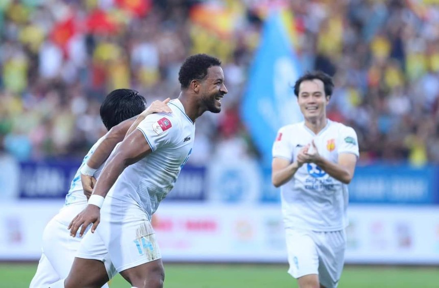Rafaelson lập kỷ lục ghi bàn ở V-League