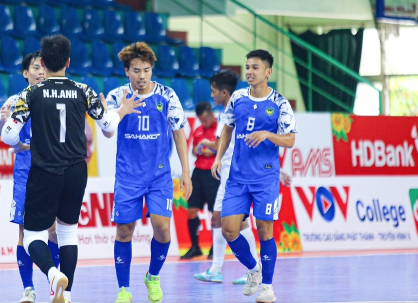 Chấn thương nặng, cầu thủ futsal rơi nước mắt rời sân  - Ảnh 3.