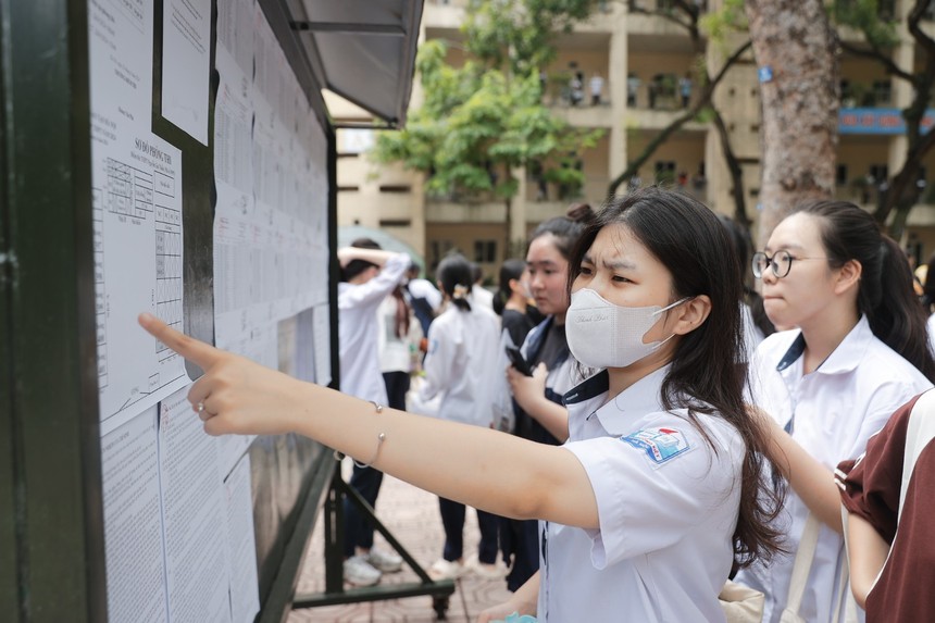 Thí sinh Hà Nội làm thủ tục thi tốt nghiệp THPT 2024 - Ảnh 7.