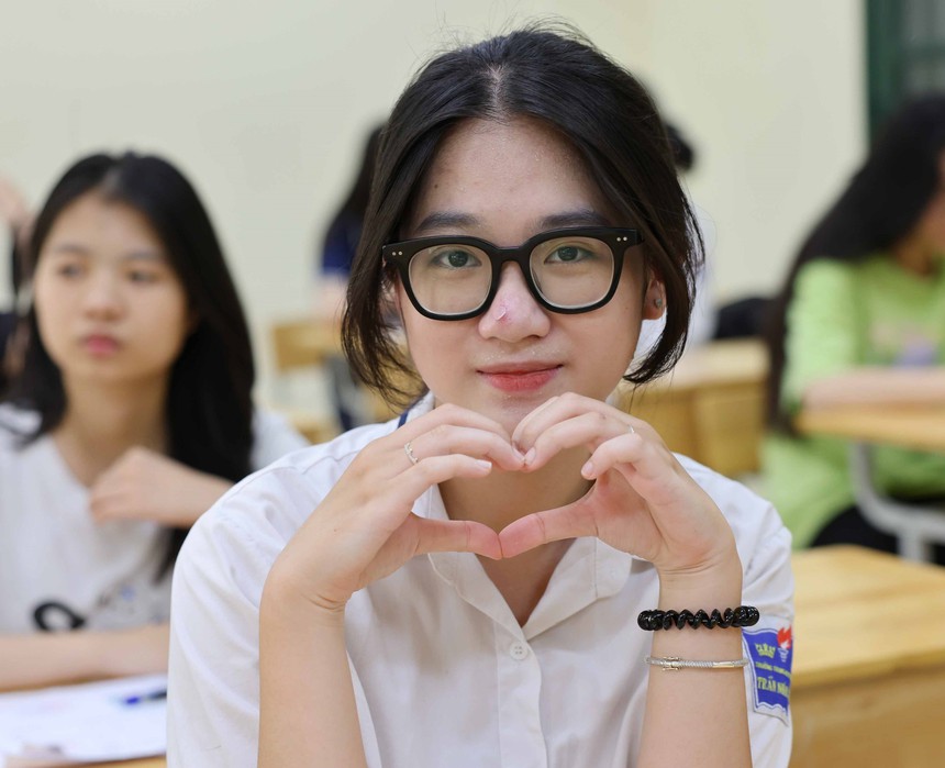 Thí sinh Hà Nội làm thủ tục thi tốt nghiệp THPT 2024 - Ảnh 9.