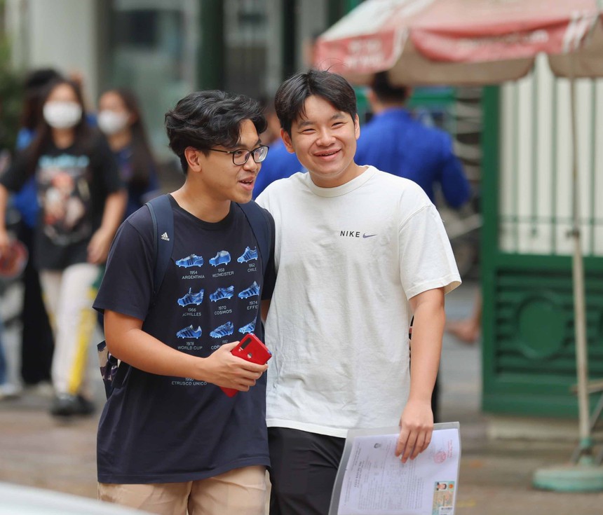 Thí sinh Hà Nội làm thủ tục thi tốt nghiệp THPT 2024 - Ảnh 11.