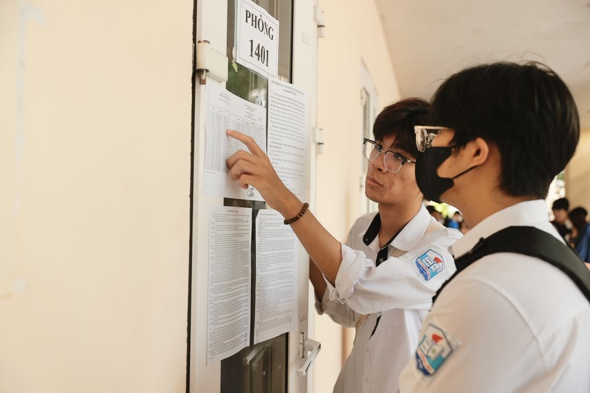 Thí sinh Hà Nội làm thủ tục thi tốt nghiệp THPT 2024 - Ảnh 6.