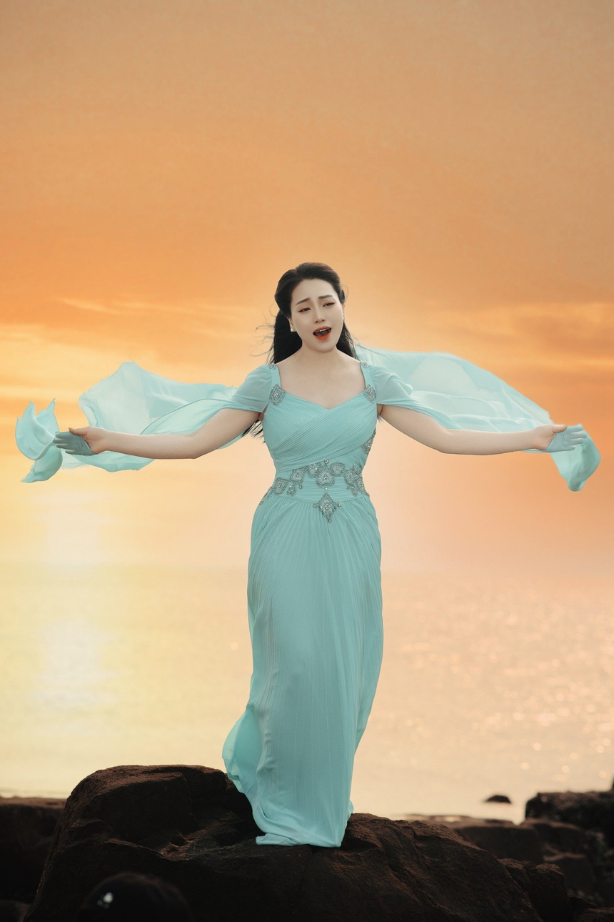 Ca sĩ Huyền Trang bất ngờ ra MV nhạc trữ tình đúng ngày sinh nhật - Ảnh 5. Ca sĩ Huyền Trang bất ngờ ra MV nhạc trữ tình đúng ngày sinh nhật - Ảnh 5.