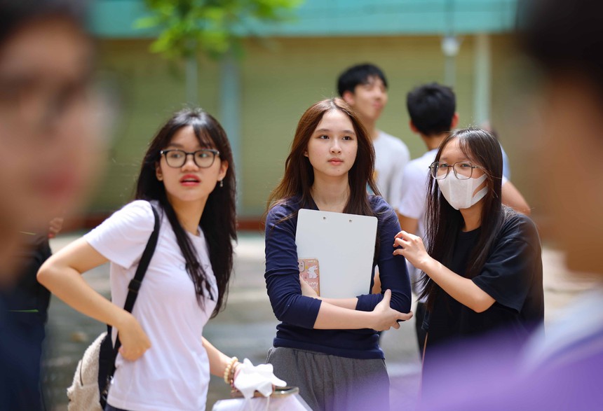 Thí sinh Hà Nội làm thủ tục thi tốt nghiệp THPT 2024 - Ảnh 10.