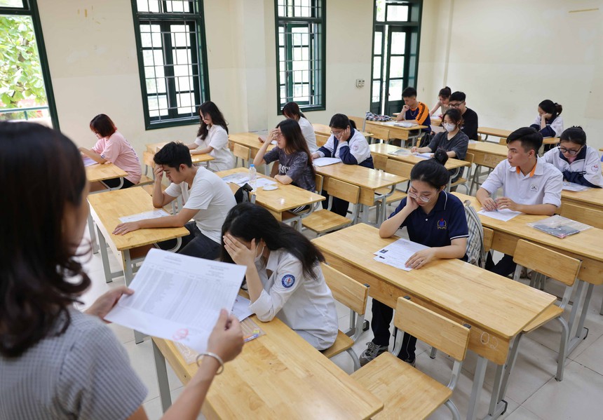 Thí sinh Hà Nội làm thủ tục thi tốt nghiệp THPT 2024 - Ảnh 5.