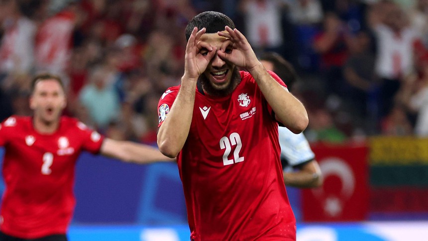 Biến tấu cùng EURO: Cả bầu trời trong trái tim yêu tin - Ảnh 1.