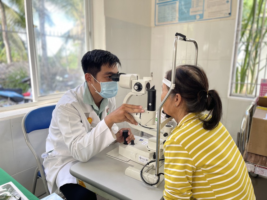 Phòng khám mắt Sài Gòn Hậu Giang: Thực hiện chuỗi chương trình tầm soát bệnh lý về mắt tại tỉnh Hậu Giang - Ảnh 1.