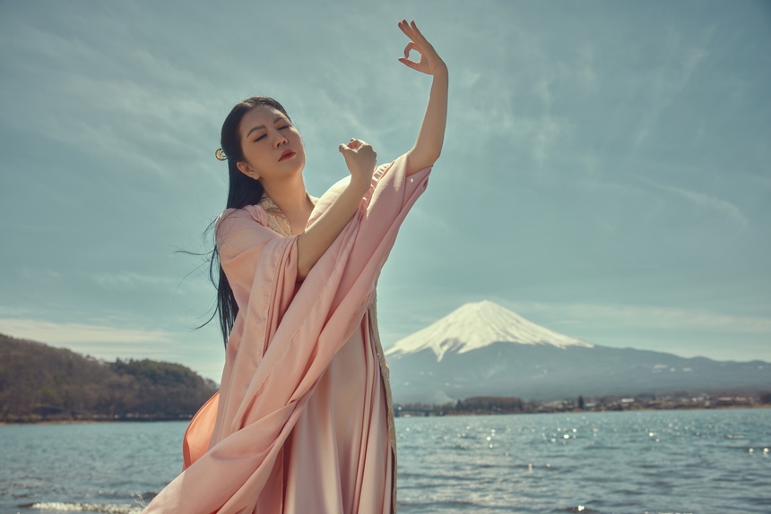 Đinh Hiền Anh mua độc quyền ca khúc "Nữ nhân ca" của Đông Thiên Đức để làm MV ở Nhật - Ảnh 4.