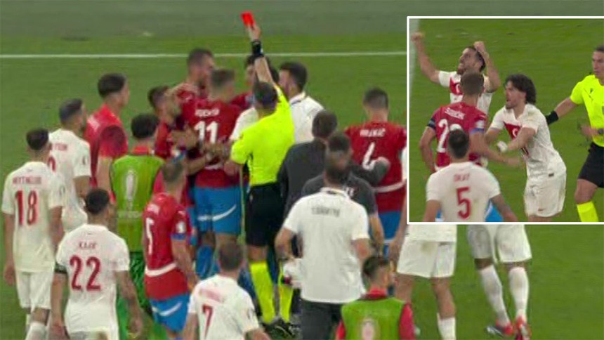 Trận Séc vs Thổ Nhĩ Kỳ lập kỷ lục thẻ phạt trong lịch sử EURO: Trọng tài rút thẻ mỏi tay, cầu thủ 'giao lưu võ thuật' - Ảnh 2.