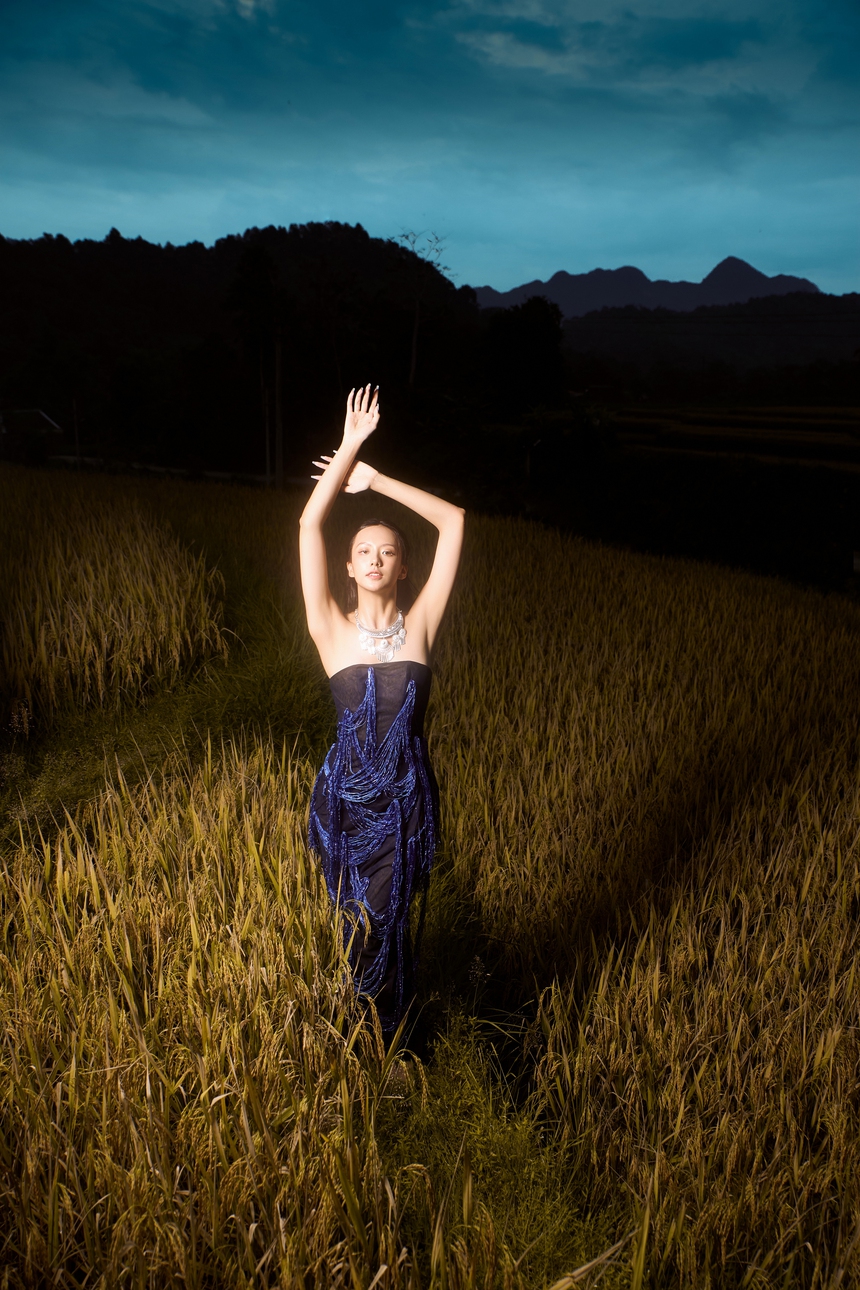 Lội bùn chụp lookbook, NTK Bùi Hoàng Ân ra mắt BST ở ruộng bậc thang - Ảnh 4.