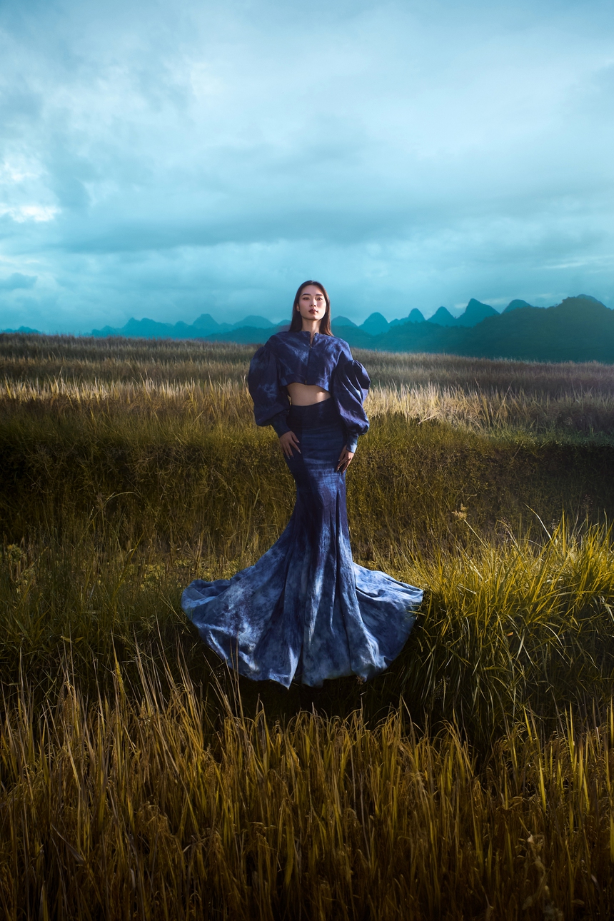 Lội bùn chụp lookbook, NTK Bùi Hoàng Ân ra mắt BST ở ruộng bậc thang - Ảnh 3.