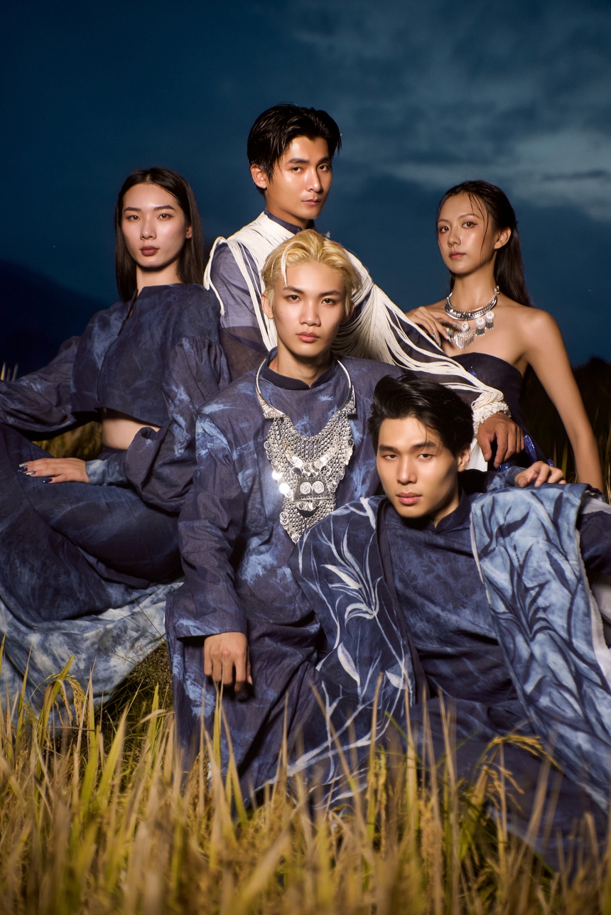 Lội bùn chụp lookbook, NTK Bùi Hoàng Ân ra mắt BST ở ruộng bậc thang - Ảnh 2.