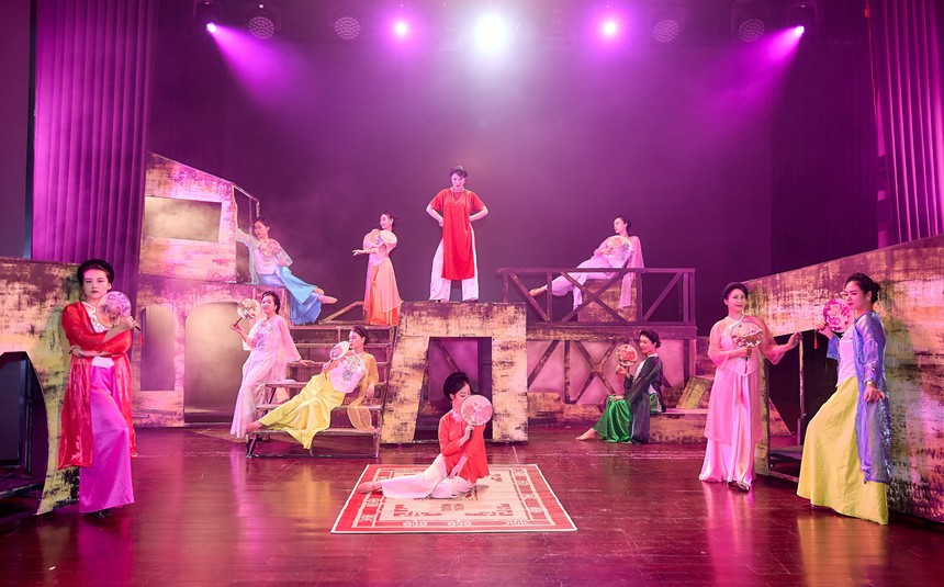 Khi "Bỉ vỏ" bước vào nhạc kịch - Ảnh 6. Khi "Bỉ vỏ" bước vào nhạc kịch - Ảnh 6.