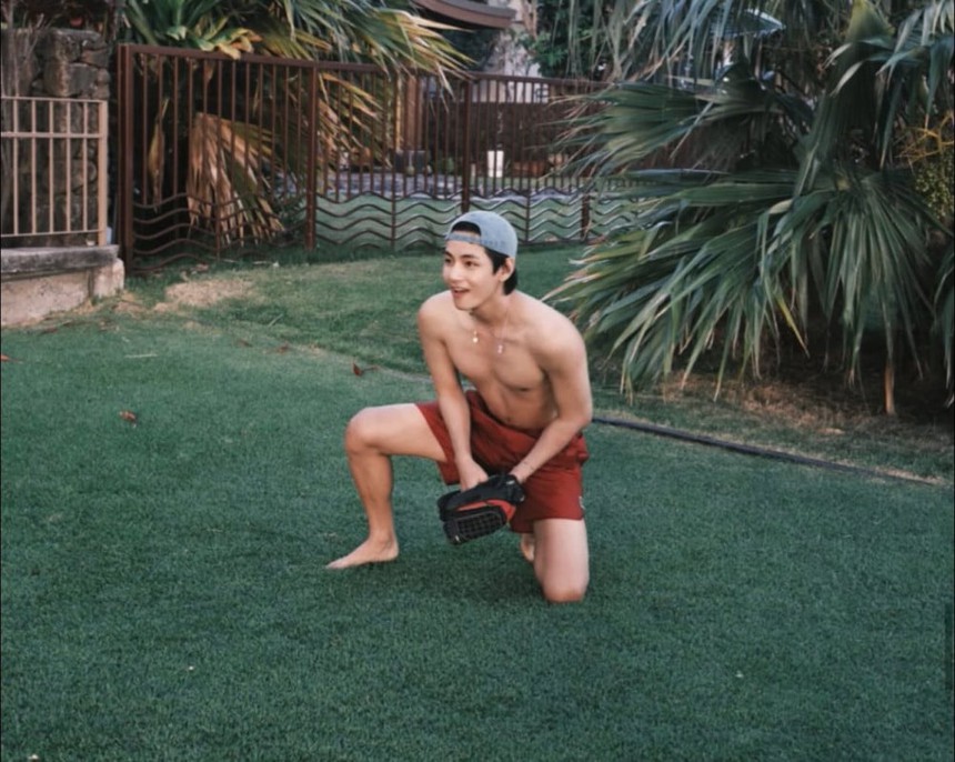 V BTS "đốn tim" fan với loạt ảnh hot trong Photobook "TYPE 1"   - Ảnh 2.