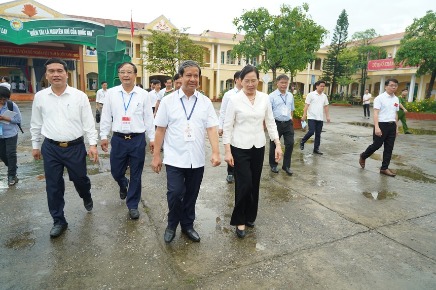 Thi tốt nghiệp THPT 2024: Bộ trưởng Bộ Giáo dục và Đào tạo kiểm tra tổ chức thi tại Hà Nam - Ảnh 1.