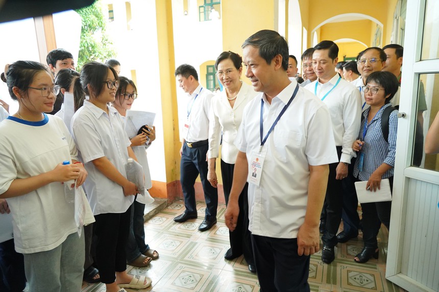 Thi tốt nghiệp THPT 2024: Bộ trưởng Bộ Giáo dục và Đào tạo kiểm tra tổ chức thi tại Hà Nam - Ảnh 2.