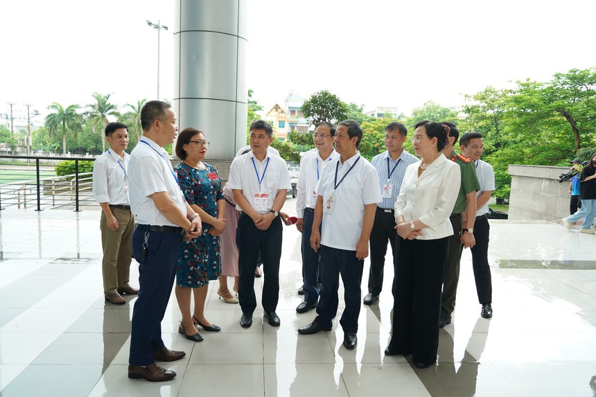 Thi tốt nghiệp THPT 2024: Bộ trưởng Bộ Giáo dục và Đào tạo kiểm tra tổ chức thi tại Hà Nam - Ảnh 3.