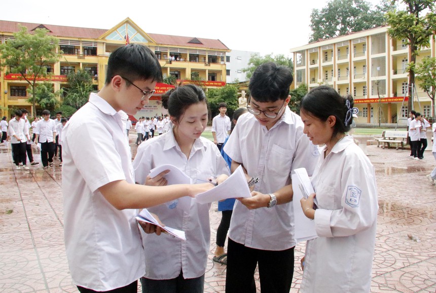 Thi tốt nghiệp THPT 2024: Đề thi Ngữ Văn bám sát thực tiễn, không có câu hỏi đánh đố - Ảnh 2.