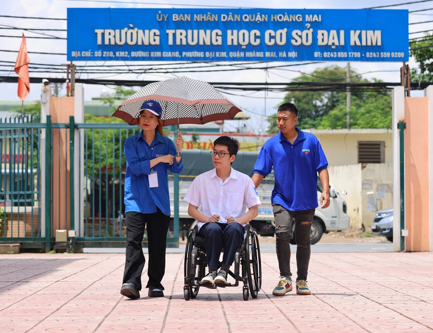 Kỳ thi tốt nghiệp THPT năm 2024: Thí sinh làm bài thi môn Toán - Ảnh 1.