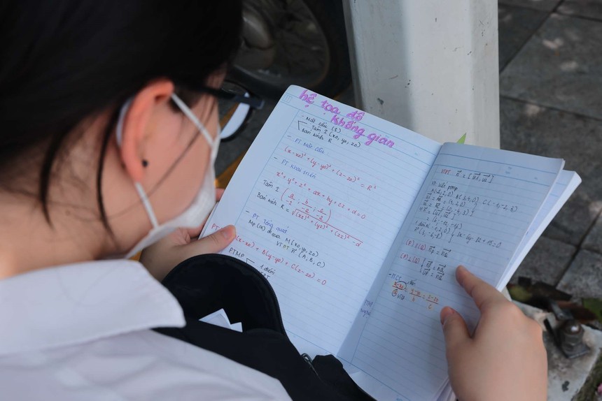 Kỳ thi tốt nghiệp THPT năm 2024: Thí sinh làm bài thi môn Toán - Ảnh 5.