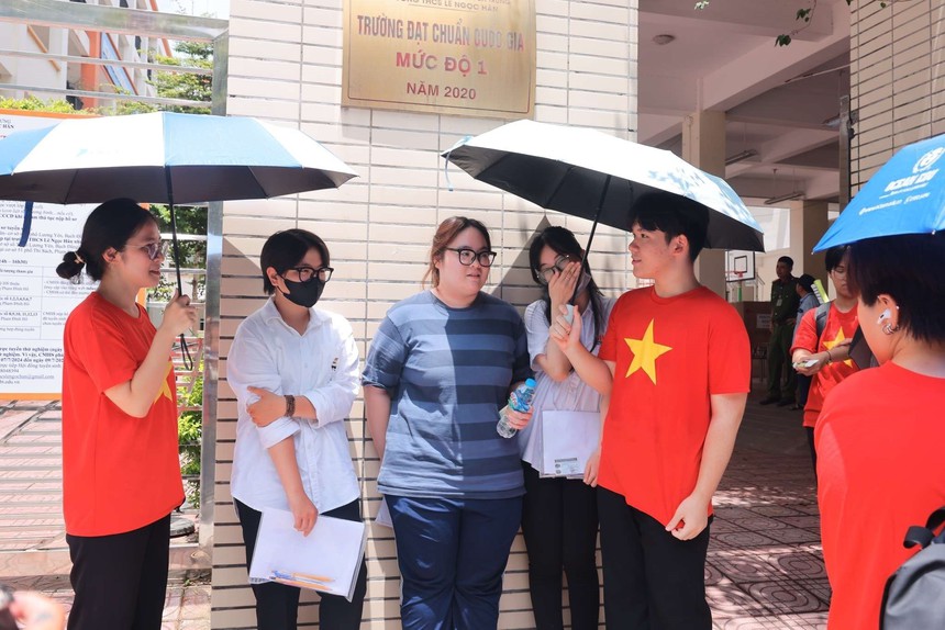 Kỳ thi tốt nghiệp THPT năm 2024: Thí sinh làm bài thi môn Toán - Ảnh 4.