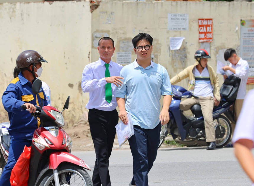 Kỳ thi tốt nghiệp THPT năm 2024: Thí sinh làm bài thi môn Toán - Ảnh 2.