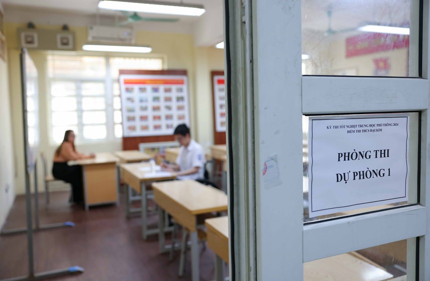 Kỳ thi tốt nghiệp THPT năm 2024: Thí sinh làm bài thi môn Toán - Ảnh 7.