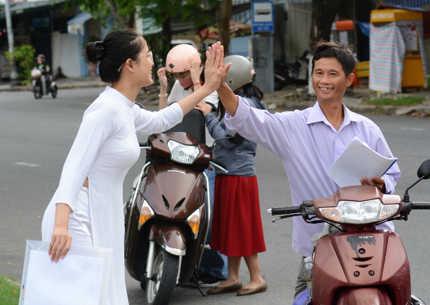 Đề thi Ngữ văn Thi tốt nghiệp THPT 2024 - Ảnh 1.