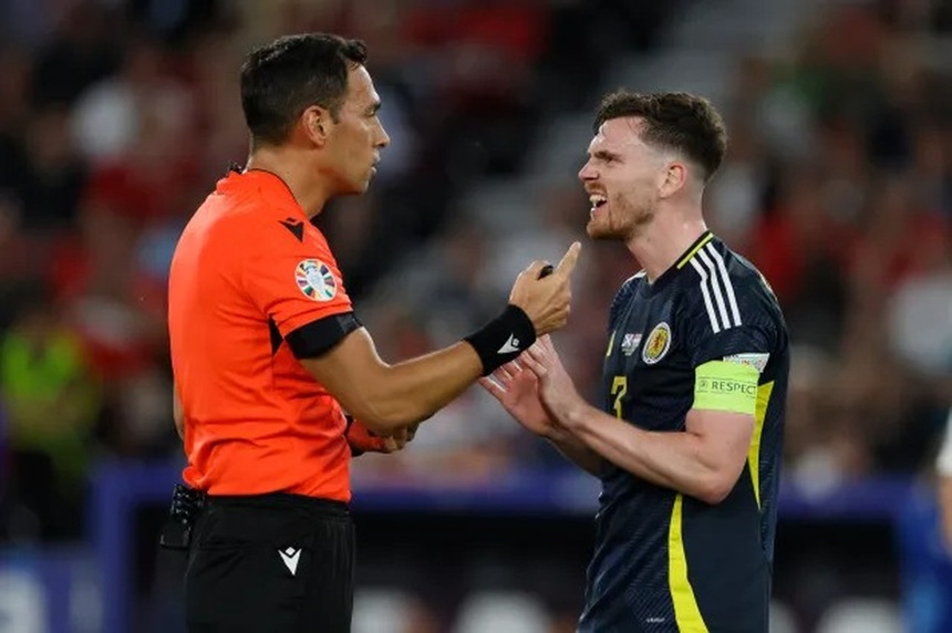 Tin nóng EURO 28/6: UEFA trừng phạt trọng tài mắc sai lầm ở EURO 2024, Pháp lục đục nội bộ - Ảnh 1.