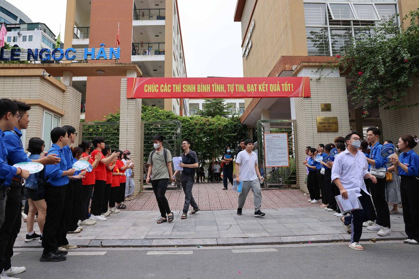 Thi tốt nghiệp THPT 2024: Đề thi tổ hợp tiệm cận cách ra đề mới - Ảnh 1.