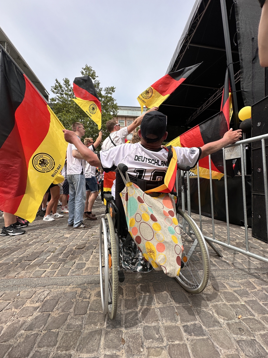 CĐV Đức "quẩy" tung trời trước trận gặp Đan Mạch - Ảnh 10.