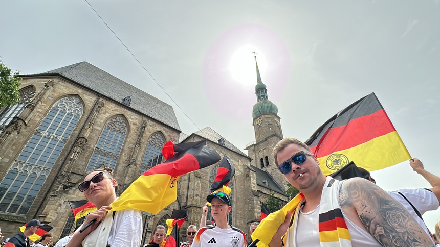 CĐV Đức "quẩy" tung trời trước trận gặp Đan Mạch - Ảnh 11.