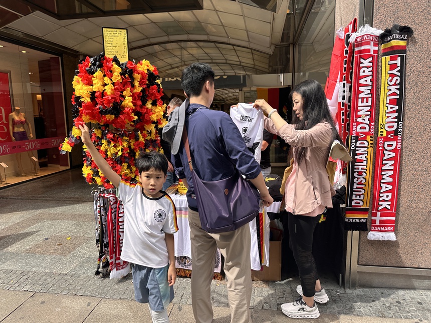 CĐV Đức "quẩy" tung trời trước trận gặp Đan Mạch - Ảnh 13.