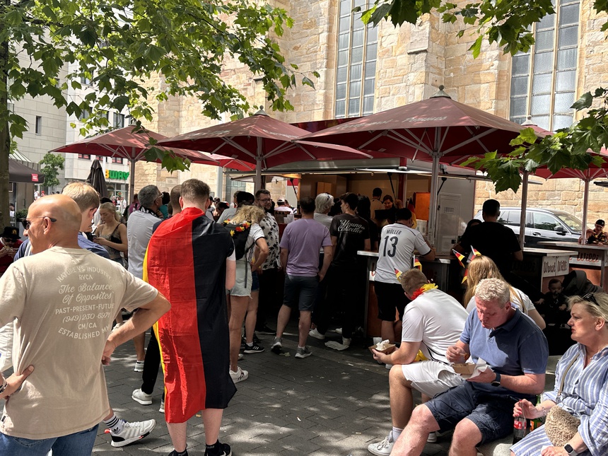 CĐV Đức "quẩy" tung trời trước trận gặp Đan Mạch - Ảnh 14.