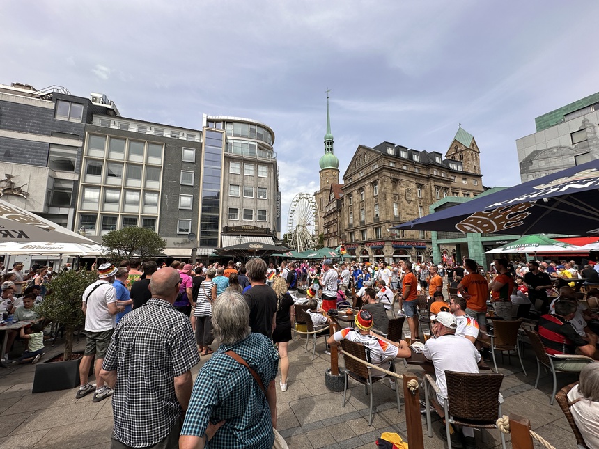 CĐV Đức "quẩy" tung trời trước trận gặp Đan Mạch - Ảnh 2.