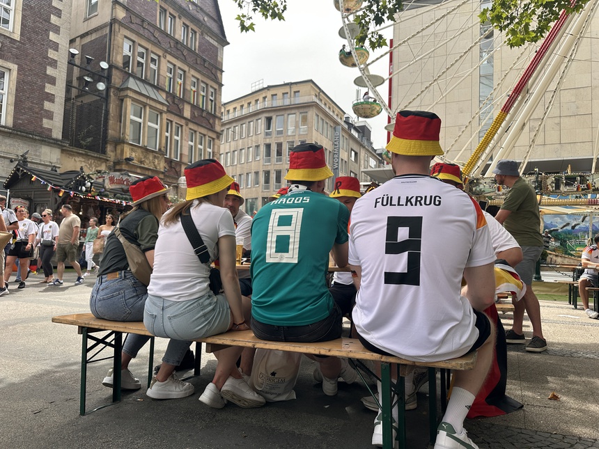 CĐV Đức "quẩy" tung trời trước trận gặp Đan Mạch - Ảnh 4.