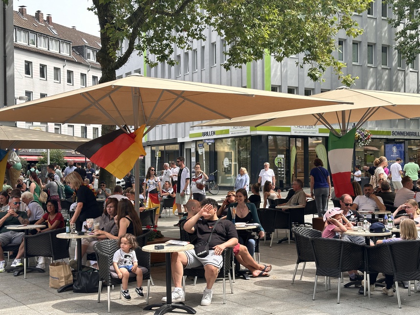 CĐV Đức "quẩy" tung trời trước trận gặp Đan Mạch - Ảnh 5.