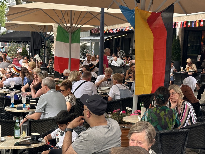 CĐV Đức "quẩy" tung trời trước trận gặp Đan Mạch - Ảnh 7.