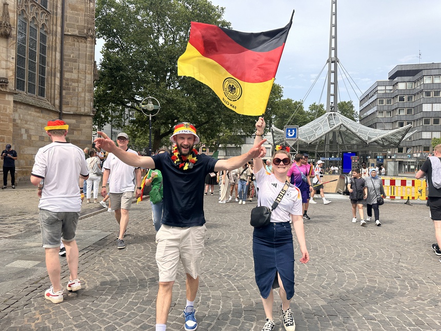 CĐV Đức "quẩy" tung trời trước trận gặp Đan Mạch - Ảnh 8.