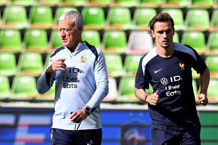 ĐT Pháp lục đục nội bộ trước vòng 1/8, Griezmann nguy cơ bị HLV Deschamps 'cạch mặt' - Ảnh 1.