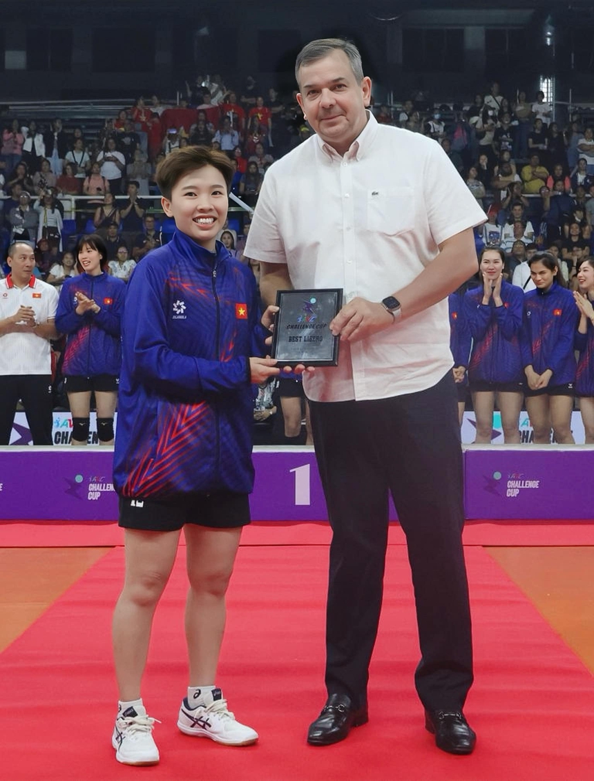 Khánh Đang nhận giải "libero xuất sắc nhất" tại AVC Challenge Cup 2024