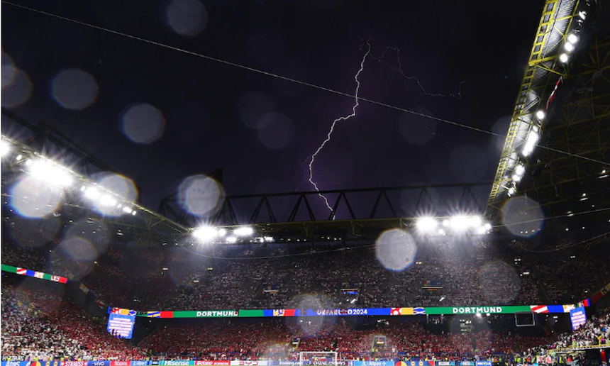 Trận đấu bị gián đoạn khoảng 15 phút do thời tiết xấu