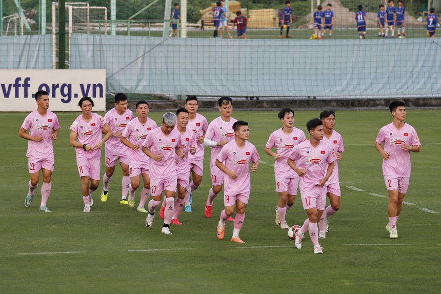 Tuyển Việt Nam tập luyện trước trận đấu với Philippines. Ảnh: Hoàng Linh