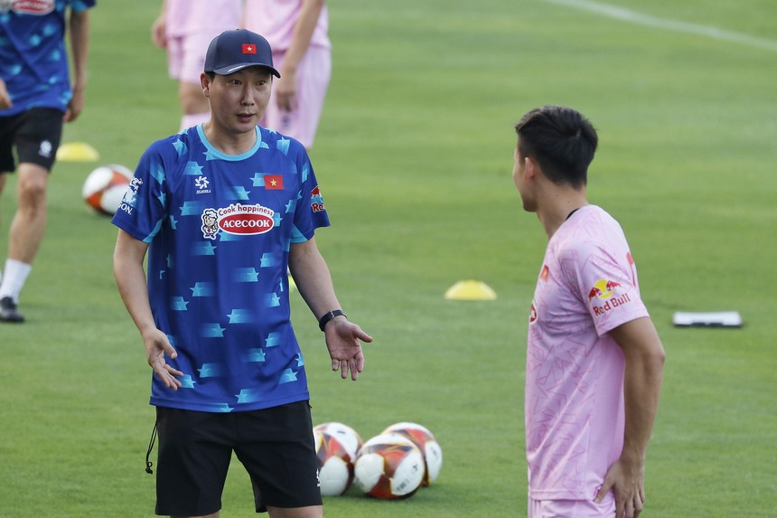 Đội tuyển Việt Nam: Từ Troussier đến Kim Sang Sik - Ảnh 1. Đội tuyển Việt Nam: Từ Troussier đến Kim Sang Sik - Ảnh 1.