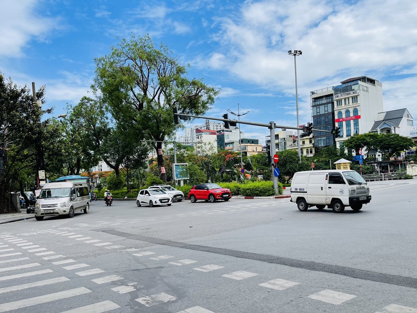 Đông Bắc bộ nắng nóng gay gắt, chiều tối mưa dông - Ảnh 1.