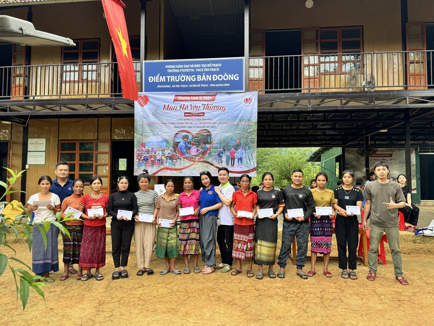 Trao 100 suất quà cho học sinh và người dân xã Tân Trạch, huyện Quảng Bình - Ảnh 1. Trao 100 suất quà cho học sinh và người dân xã Tân Trạch, huyện Quảng Bình - Ảnh 1.