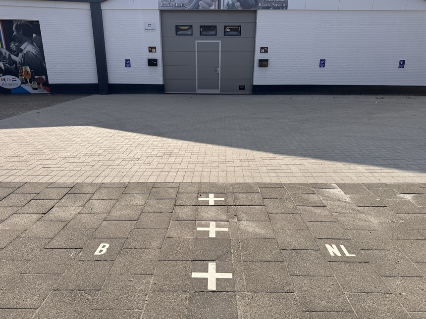 EURO trên từng cây số: Sự điên rồ của địa lý - Ảnh 2.