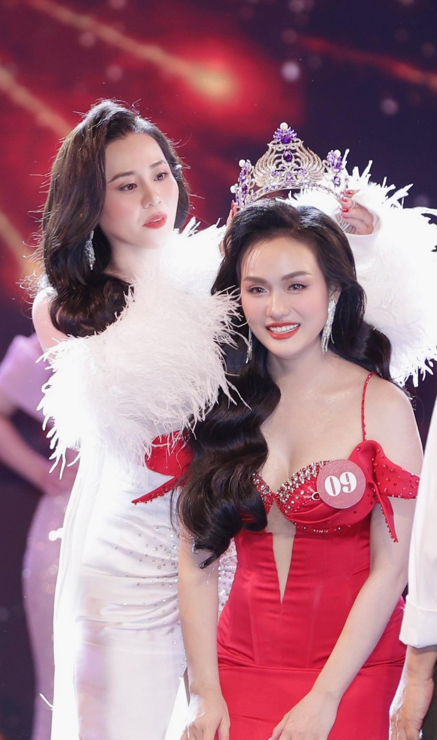 Cựu giám đốc ngân hàng đăng quang Mrs Earth Vietnam 2024 - Ảnh 2.