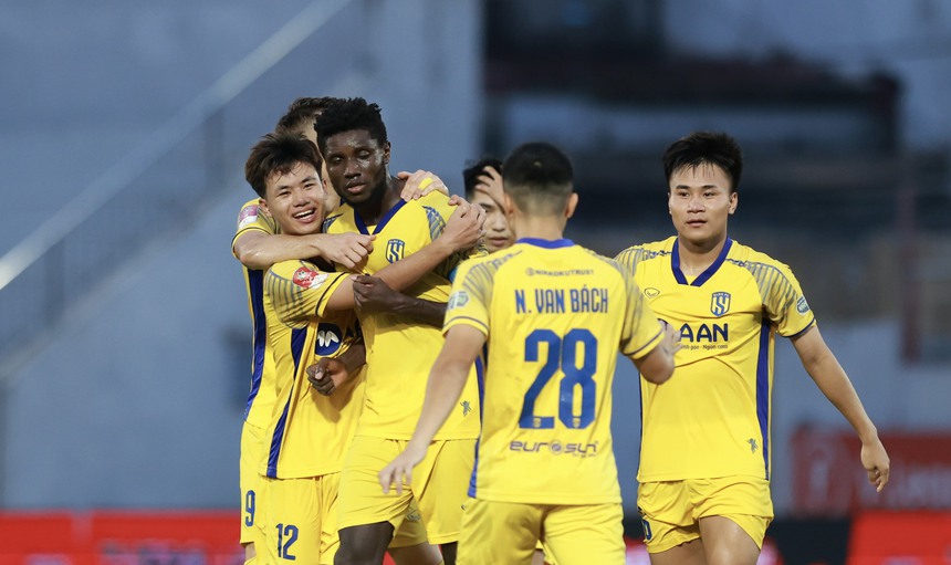 Kết thúc Night Wolf V-League 2023/24: SLNA thoát hiểm ngoạn mục, Hà Nội FC xếp sau Bình Định - Ảnh 1.