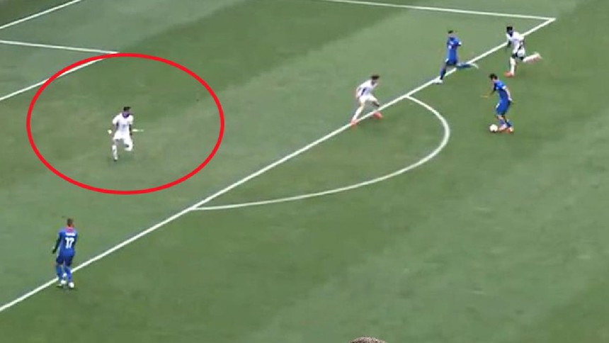 CĐV Anh choáng với vị trí của Kyle Walker trong bàn thua trước Slovakia, ngỡ rằng ảnh được photoshop - Ảnh 1.